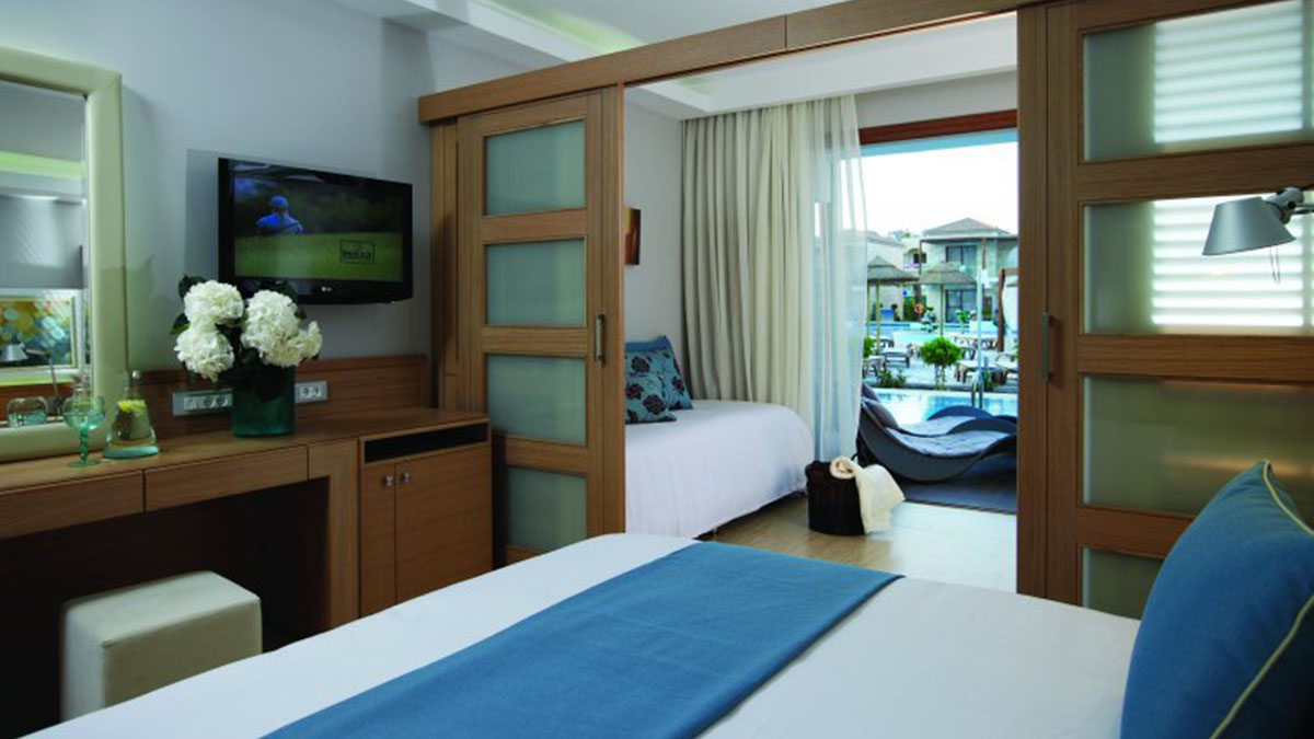 Family Deluxe Swim Up